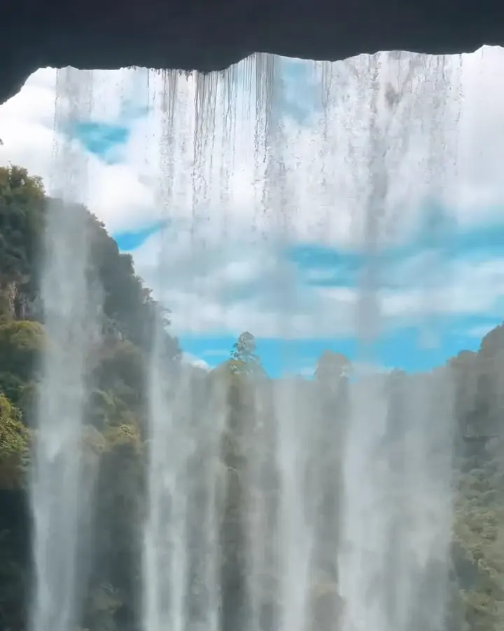 A Cascata do Salto Ventoso vista de trás da queda d'água