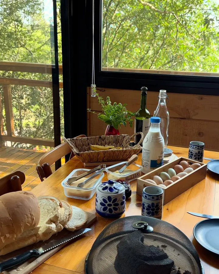 Kit de café da manhã posto na cozinha